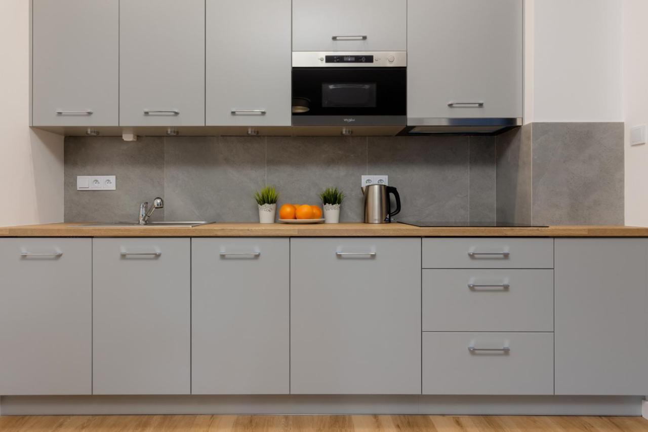 Apartment Avenue Solidarnosci On Wola By Noclegi Renters Варшава Екстериор снимка